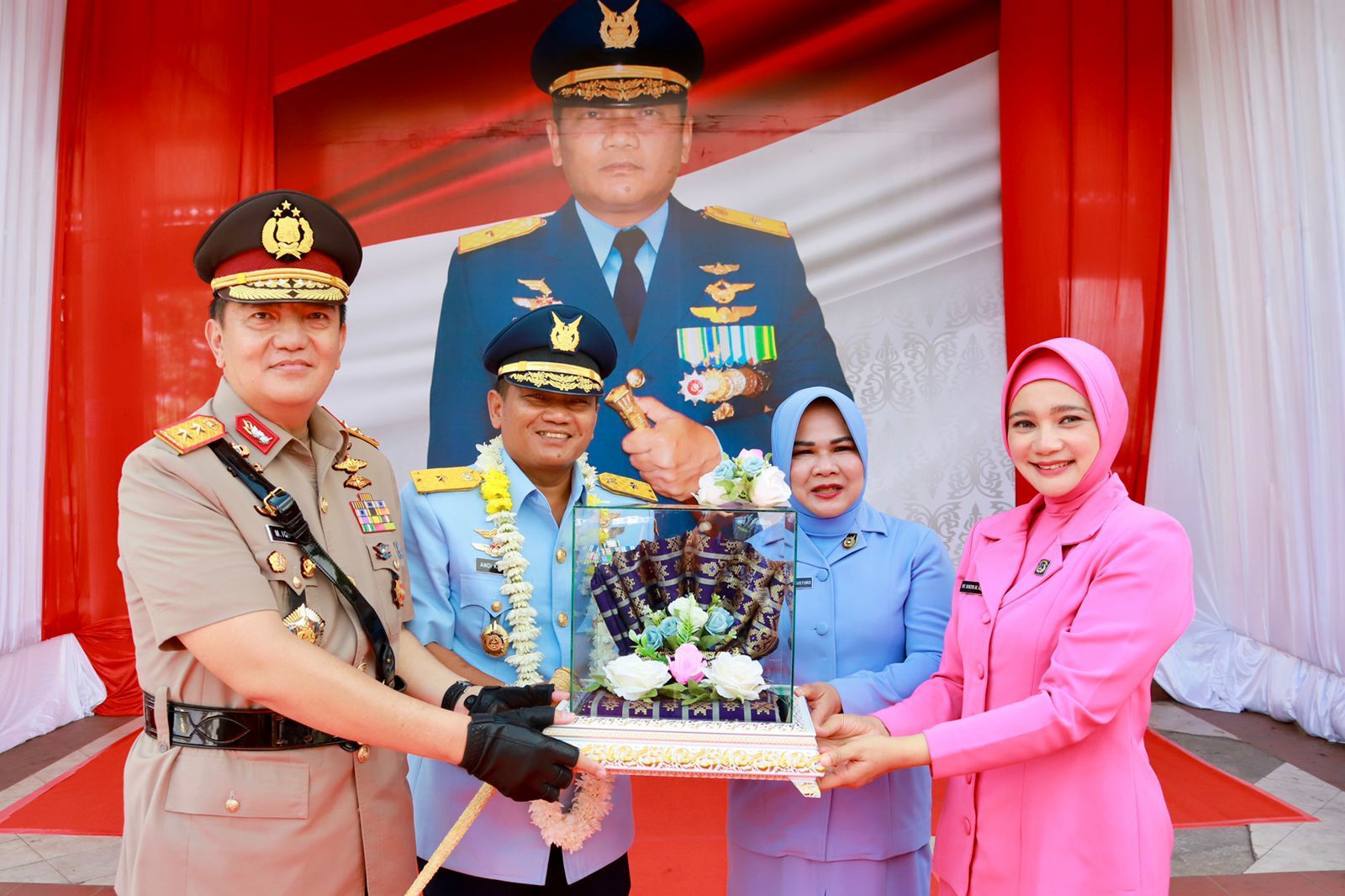 Lepas Secara Khusus Marsma TNI Andi Kustoro, Kapolda Riau : Sinergitas TNI Polri Harus Tetap Terjaga Meski Langit Runtuh